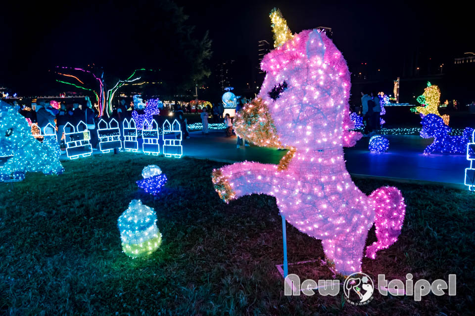 DSC_5851 新北三重景點〡2026新北燈會〡勁馬奔騰 新北Hi Light, 16大主題燈區馬力全開, 萬馬奔騰馬上開運, 線條小狗可愛爆擊, 12項互動體驗親子同樂, 近170攤美食市集異國市集