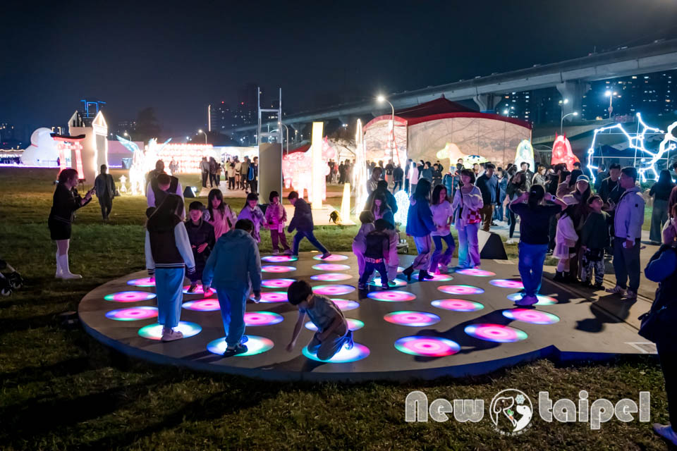 DSC_5855 新北三重景點〡2026新北燈會〡勁馬奔騰 新北Hi Light, 16大主題燈區馬力全開, 萬馬奔騰馬上開運, 線條小狗可愛爆擊, 12項互動體驗親子同樂, 近170攤美食市集異國市集