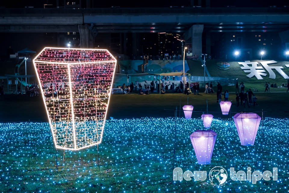 DSC_5862 新北三重景點〡2026新北燈會〡勁馬奔騰 新北Hi Light, 16大主題燈區馬力全開, 萬馬奔騰馬上開運, 線條小狗可愛爆擊, 12項互動體驗親子同樂, 近170攤美食市集異國市集