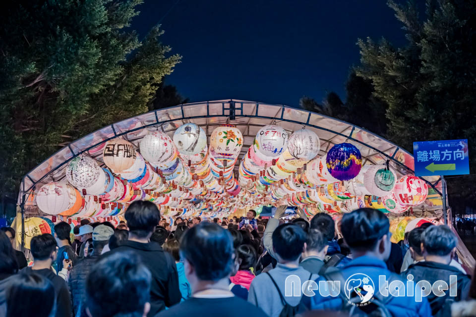 DSC_5863 新北三重景點〡2026新北燈會〡勁馬奔騰 新北Hi Light, 16大主題燈區馬力全開, 萬馬奔騰馬上開運, 線條小狗可愛爆擊, 12項互動體驗親子同樂, 近170攤美食市集異國市集