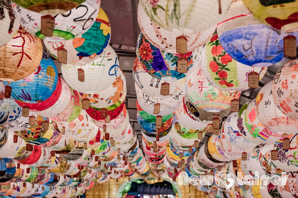 DSC_5870 新北三重景點〡2026新北燈會〡勁馬奔騰 新北Hi Light, 16大主題燈區馬力全開, 萬馬奔騰馬上開運, 線條小狗可愛爆擊, 12項互動體驗親子同樂, 近170攤美食市集異國市集