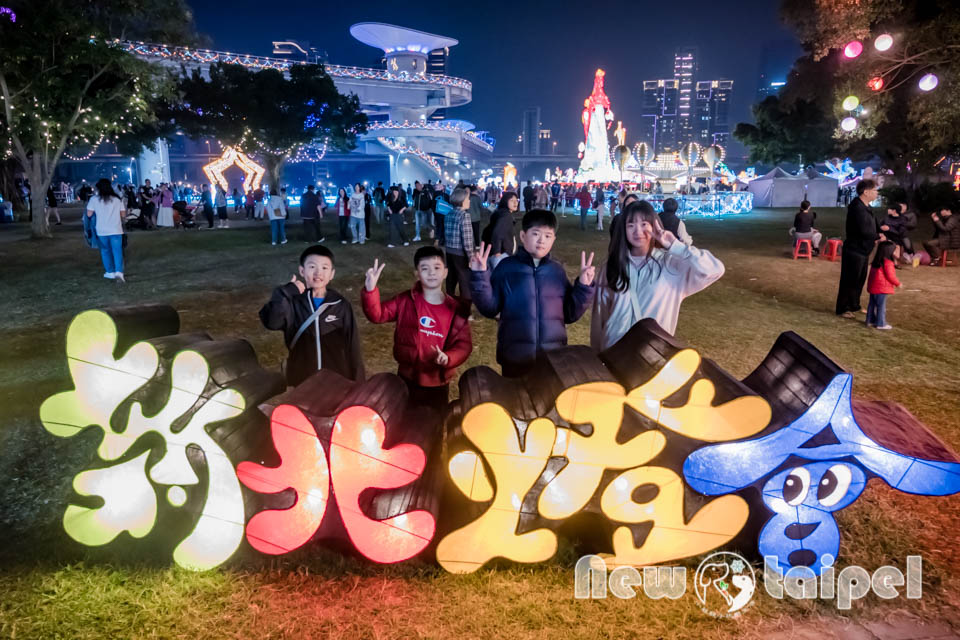 DSC_5881 新北三重景點〡2026新北燈會〡勁馬奔騰 新北Hi Light, 16大主題燈區馬力全開, 萬馬奔騰馬上開運, 線條小狗可愛爆擊, 12項互動體驗親子同樂, 近170攤美食市集異國市集
