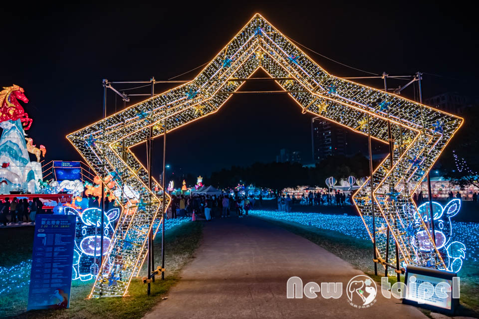 DSC_5885 新北三重景點〡2026新北燈會〡勁馬奔騰 新北Hi Light, 16大主題燈區馬力全開, 萬馬奔騰馬上開運, 線條小狗可愛爆擊, 12項互動體驗親子同樂, 近170攤美食市集異國市集