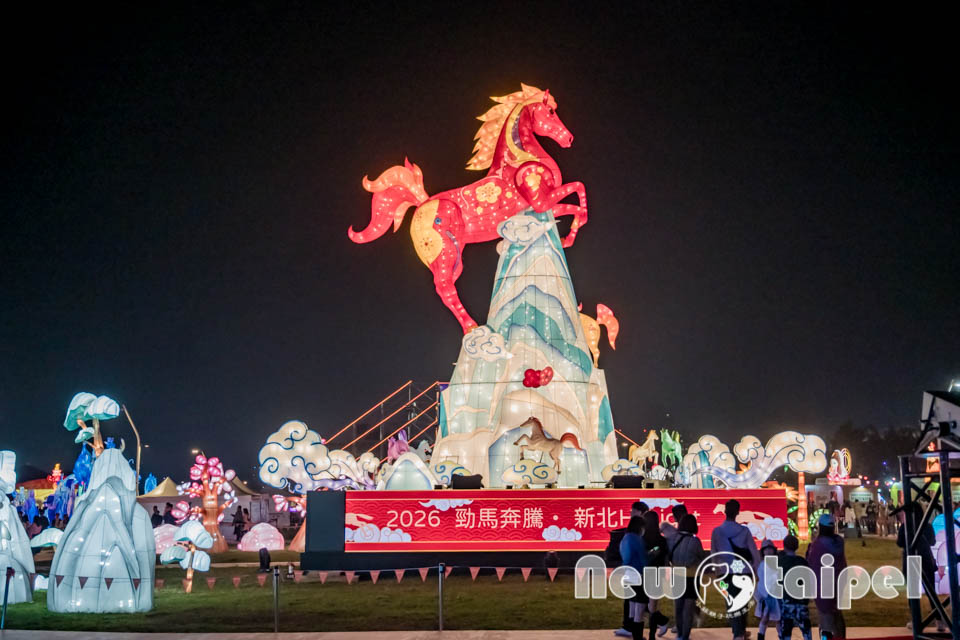 DSC_5886 新北三重景點〡2026新北燈會〡勁馬奔騰 新北Hi Light, 16大主題燈區馬力全開, 萬馬奔騰馬上開運, 線條小狗可愛爆擊, 12項互動體驗親子同樂, 近170攤美食市集異國市集