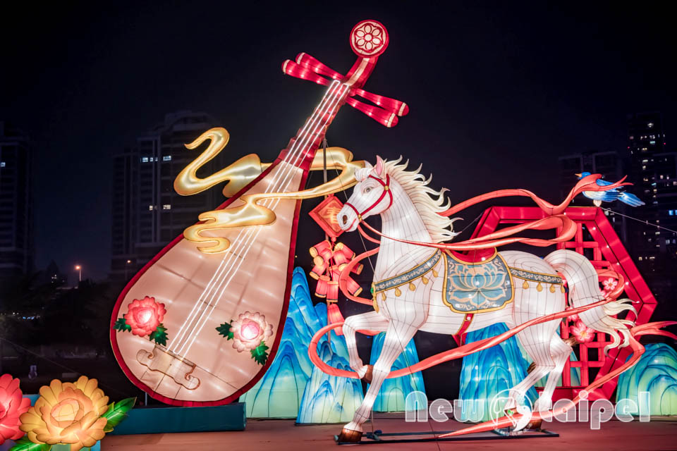 DSC_5920 新北三重景點〡2026新北燈會〡勁馬奔騰 新北Hi Light, 16大主題燈區馬力全開, 萬馬奔騰馬上開運, 線條小狗可愛爆擊, 12項互動體驗親子同樂, 近170攤美食市集異國市集