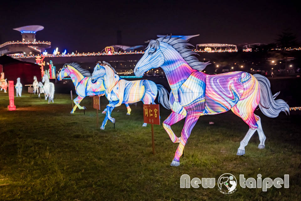 DSC_5936 新北三重景點〡2026新北燈會〡勁馬奔騰 新北Hi Light, 16大主題燈區馬力全開, 萬馬奔騰馬上開運, 線條小狗可愛爆擊, 12項互動體驗親子同樂, 近170攤美食市集異國市集