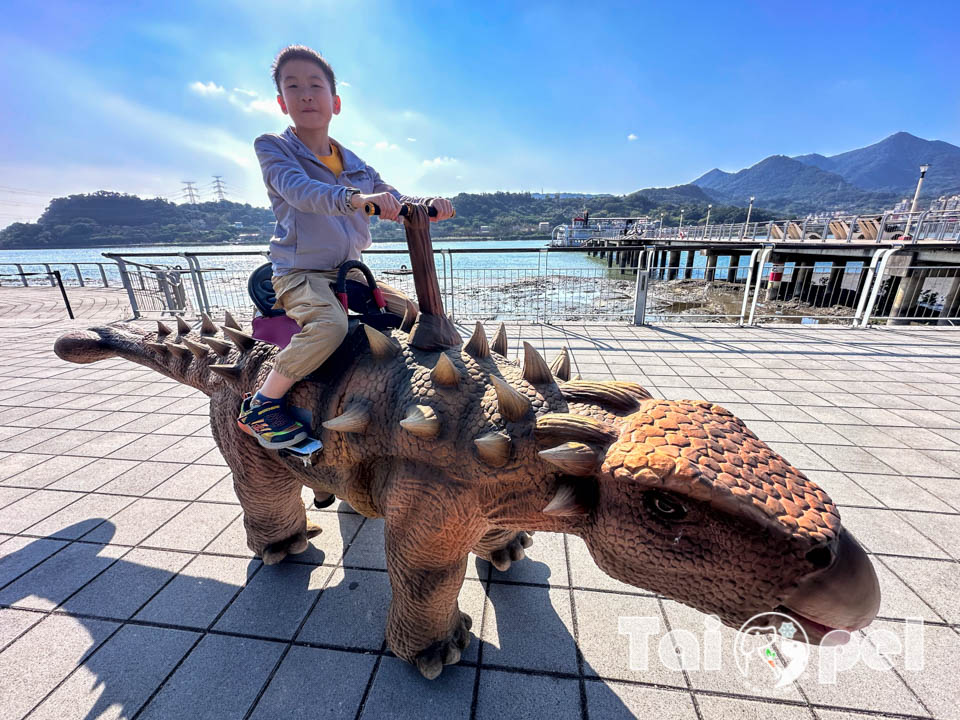 IMG_2469 台北北投景點〡關渡恐龍樂園〡關渡探險樂園之恐龍大復活, 2026不龍錯過的冒險, 70隻恐龍擬真上線,化身訓龍師帥一波, 體驗餵恐龍的震撼教育, 4項恐龍互動體驗