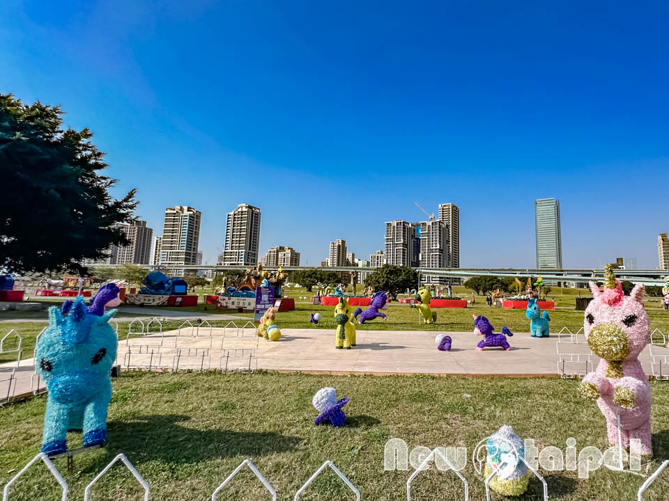 IMG_2840 新北三重景點〡2026新北燈會〡勁馬奔騰 新北Hi Light, 16大主題燈區馬力全開, 萬馬奔騰馬上開運, 線條小狗可愛爆擊, 12項互動體驗親子同樂, 近170攤美食市集異國市集