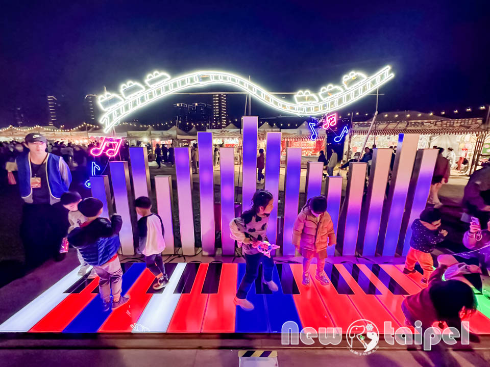 IMG_3002 新北三重景點〡2026新北燈會〡勁馬奔騰 新北Hi Light, 16大主題燈區馬力全開, 萬馬奔騰馬上開運, 線條小狗可愛爆擊, 12項互動體驗親子同樂, 近170攤美食市集異國市集