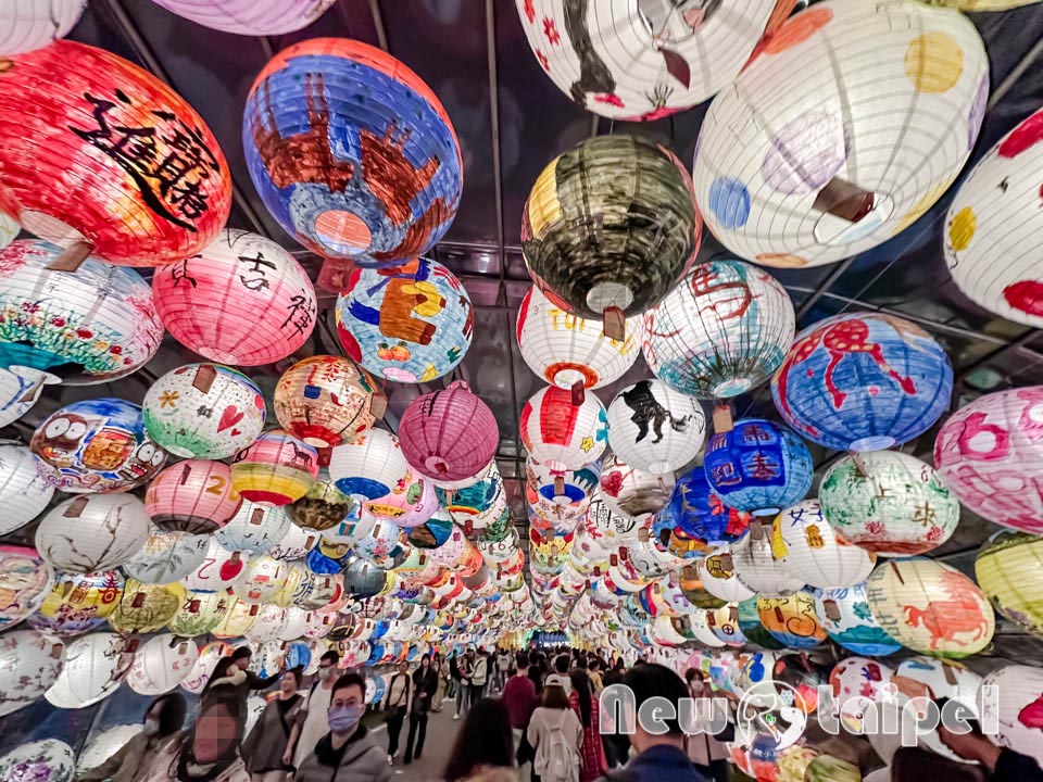 IMG_3037 新北三重景點〡2026新北燈會〡勁馬奔騰 新北Hi Light, 16大主題燈區馬力全開, 萬馬奔騰馬上開運, 線條小狗可愛爆擊, 12項互動體驗親子同樂, 近170攤美食市集異國市集