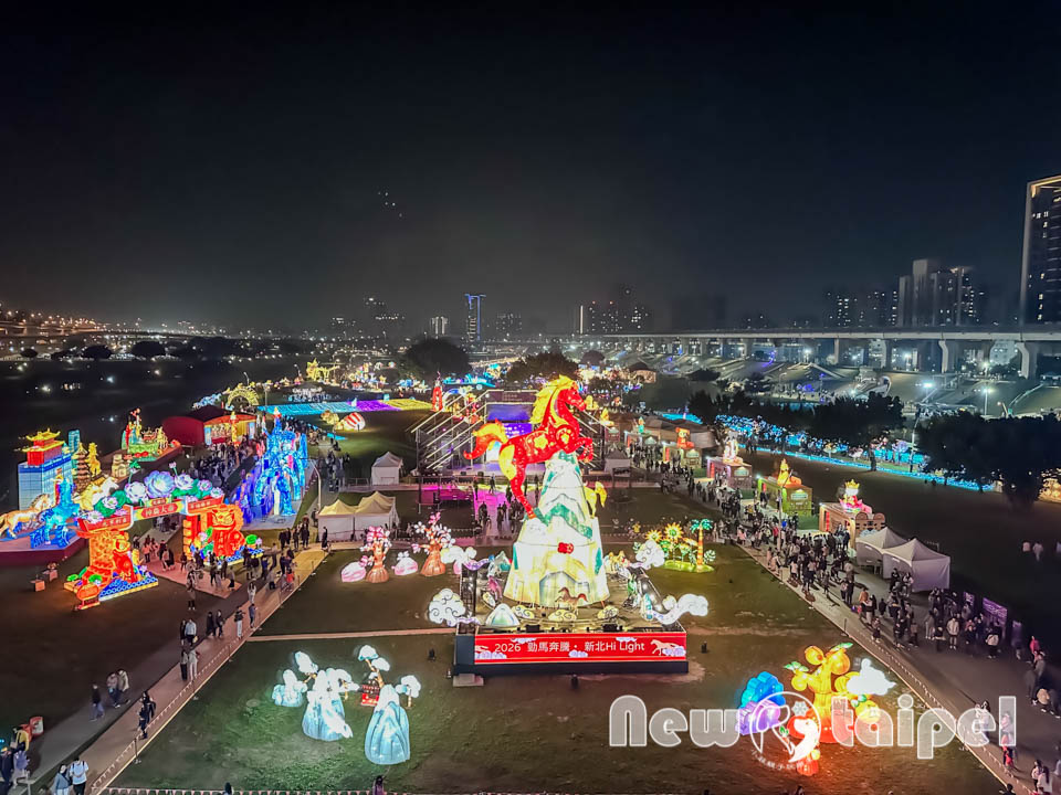 IMG_3059 新北三重景點〡2026新北燈會〡勁馬奔騰 新北Hi Light, 16大主題燈區馬力全開, 萬馬奔騰馬上開運, 線條小狗可愛爆擊, 12項互動體驗親子同樂, 近170攤美食市集異國市集