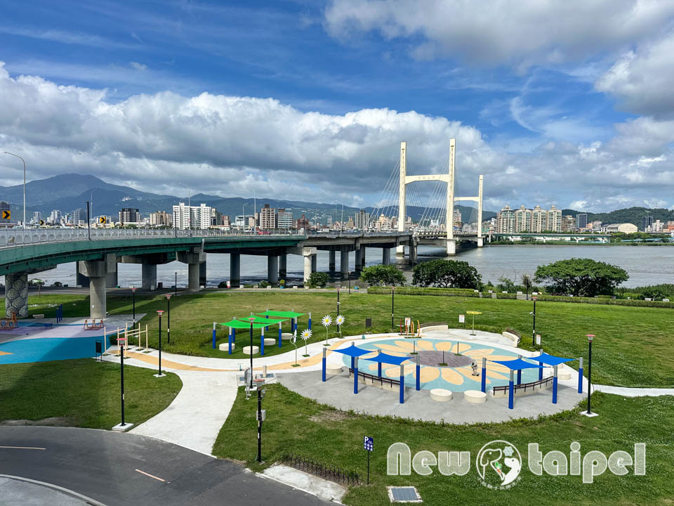 新北三重景點〡花漾水樂園〡向日葵造型戲水區, 體驗七種噴水設施, 必備遮陽休憩區, 三重堤防水樂園再加一,  新北河濱公園第四座水樂園 @小菲親子玩樂生活